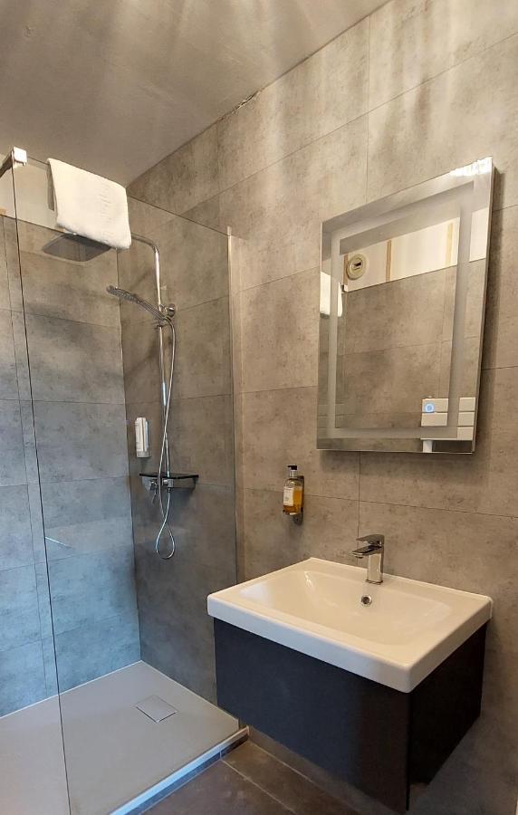 Logis Le Prieure Hotell Locronan Exteriör bild