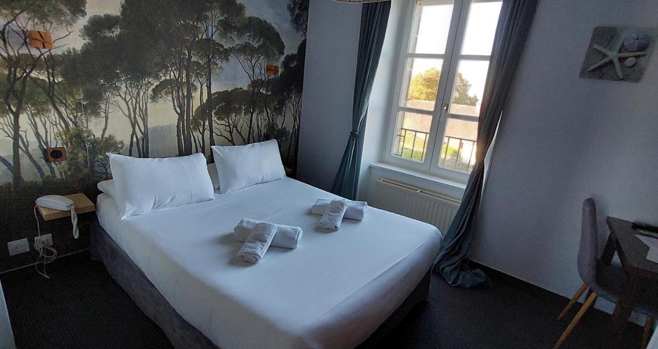 Logis Le Prieure Hotell Locronan Exteriör bild