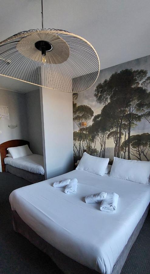 Logis Le Prieure Hotell Locronan Exteriör bild