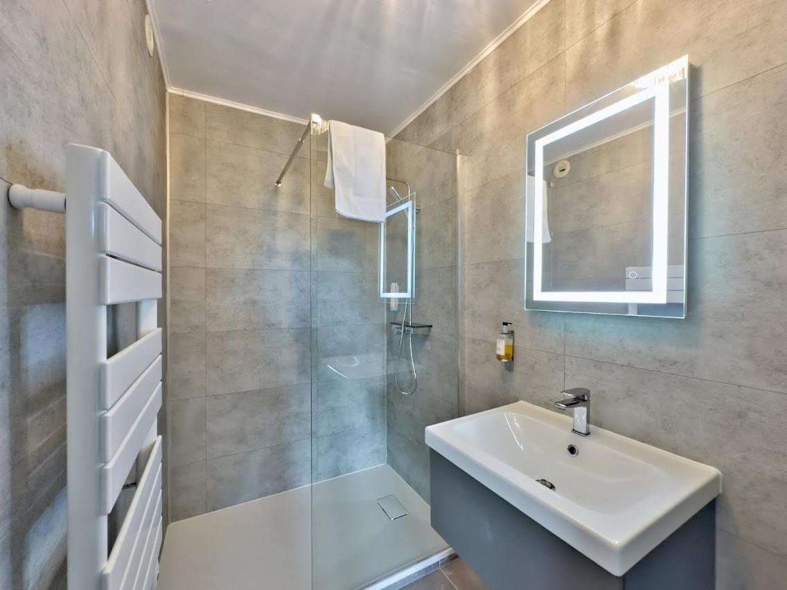 Logis Le Prieure Hotell Locronan Exteriör bild