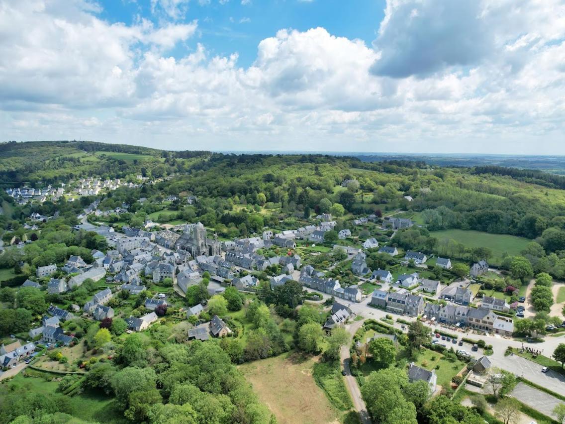 Logis Le Prieure Hotell Locronan Exteriör bild