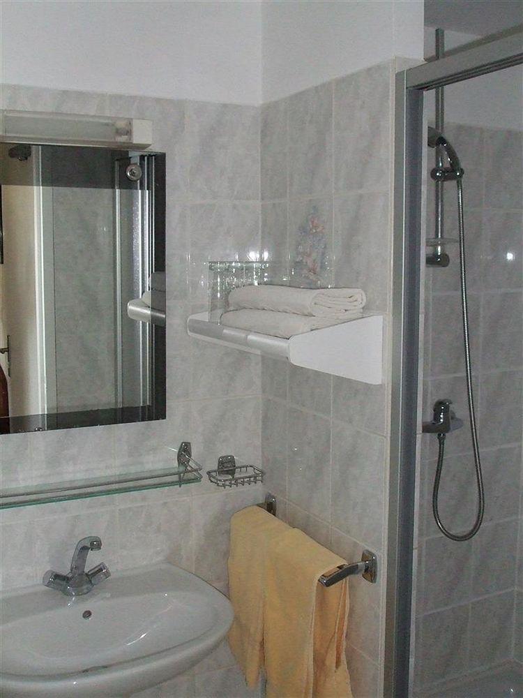 Logis Le Prieure Hotell Locronan Exteriör bild