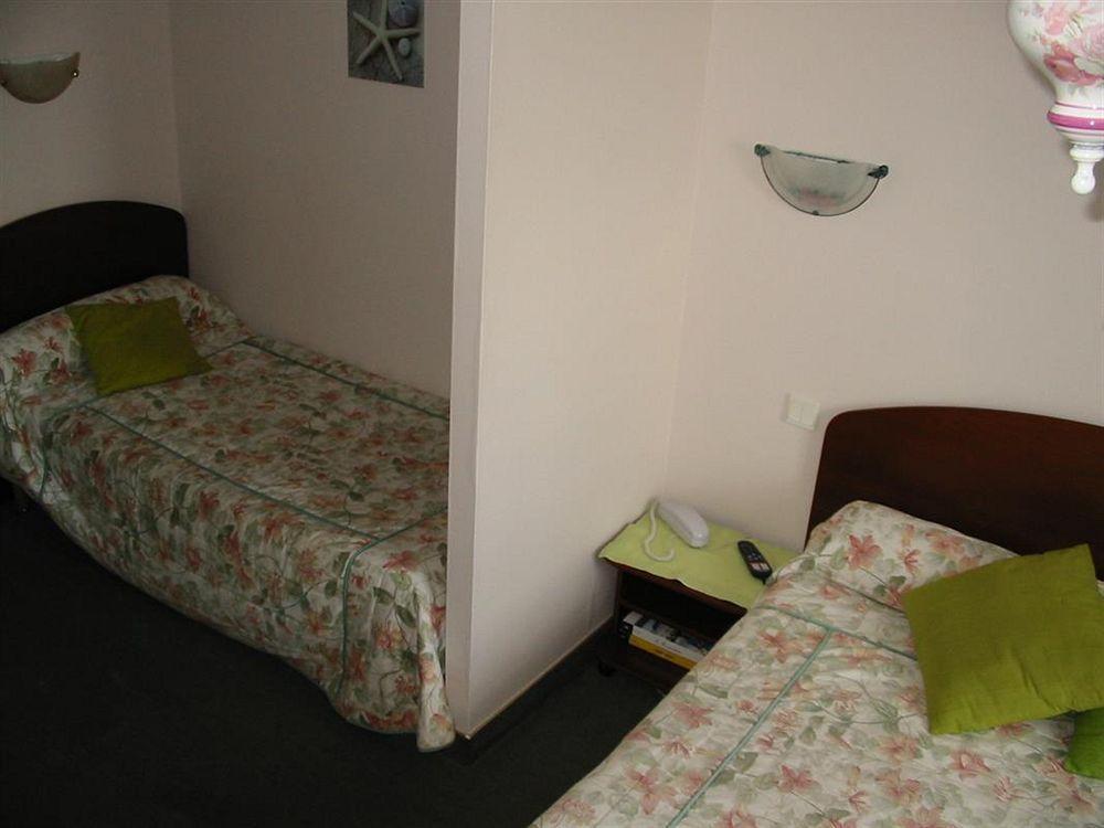Logis Le Prieure Hotell Locronan Exteriör bild